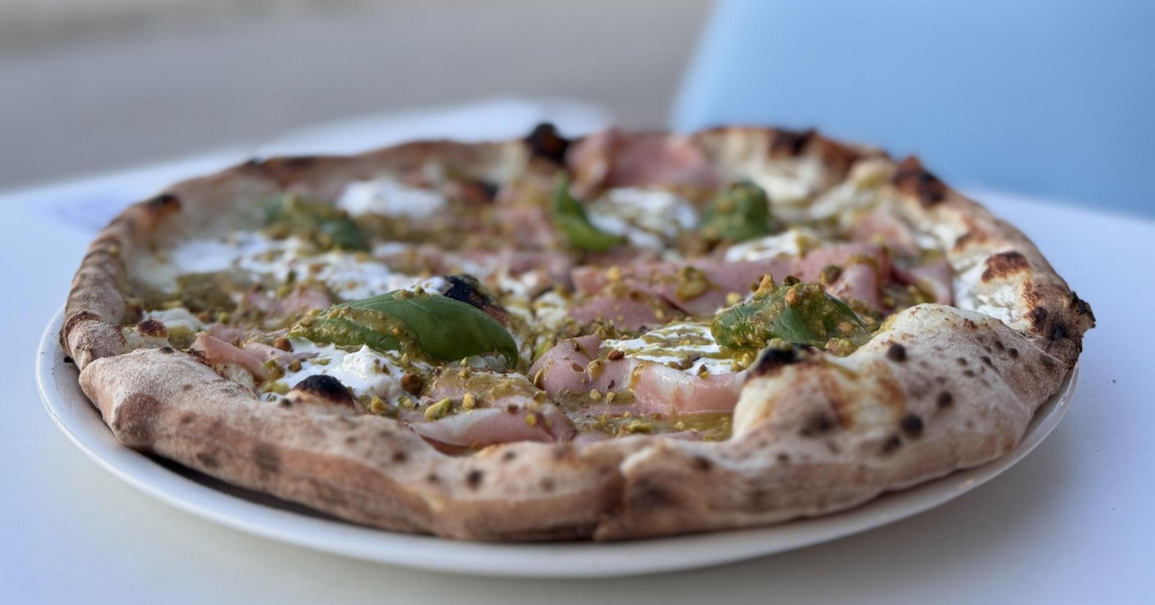 When great pizza meets football: a new beachfront spot in Pag